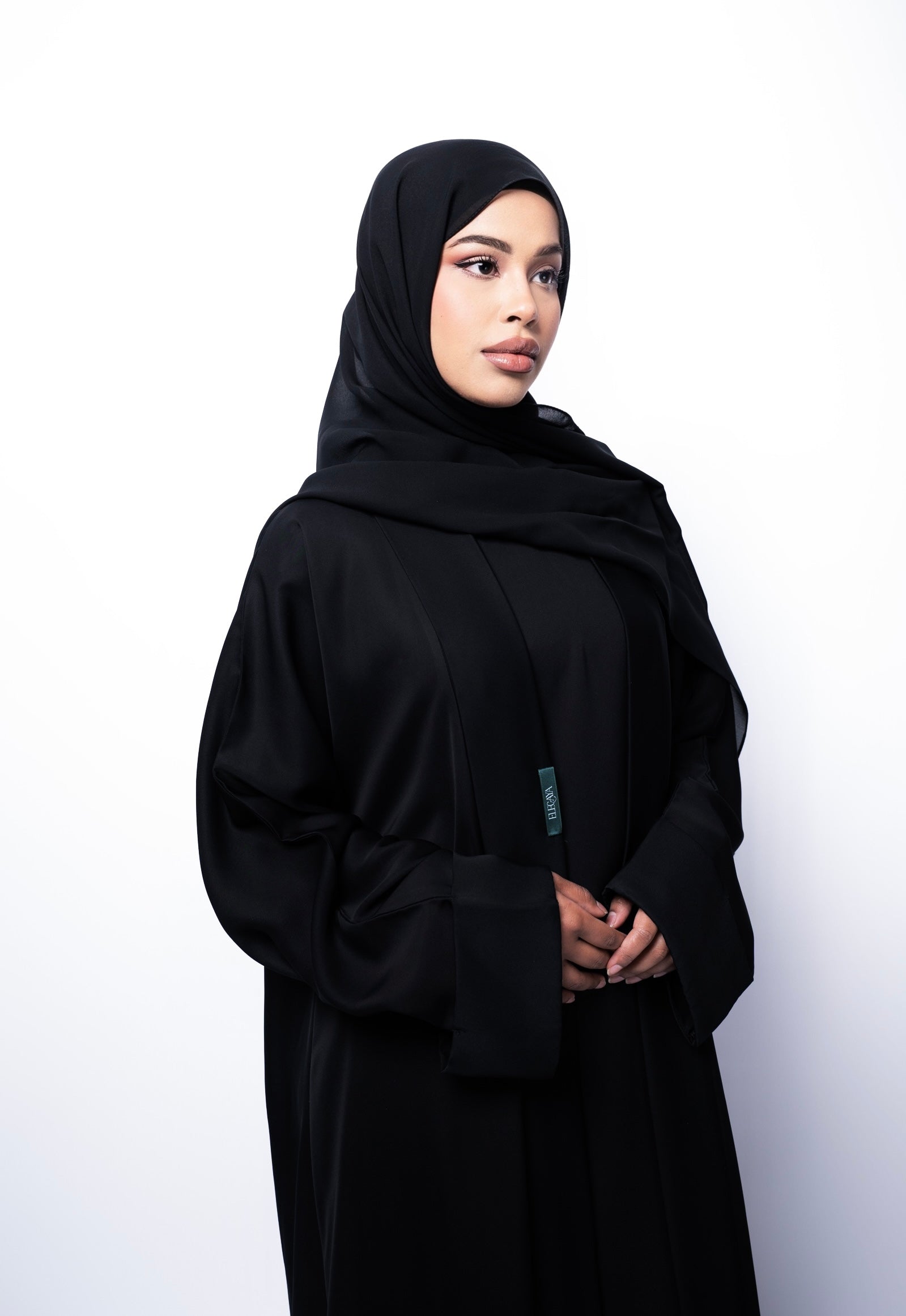 THE ESSENTIAL ELEGAYA BLACK